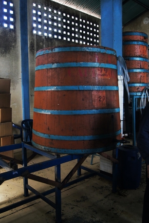 Barriles de roble de 1200 litros que se utilizan para macerado del cocuy El Balsamal