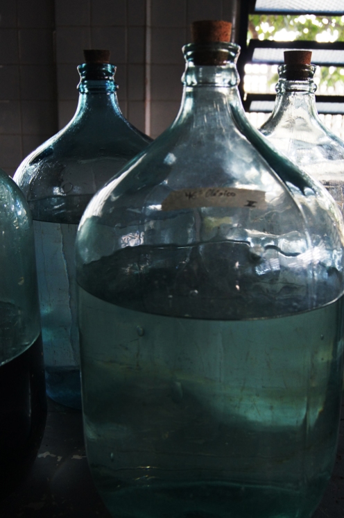 Botellones con destilados de diversos lotes