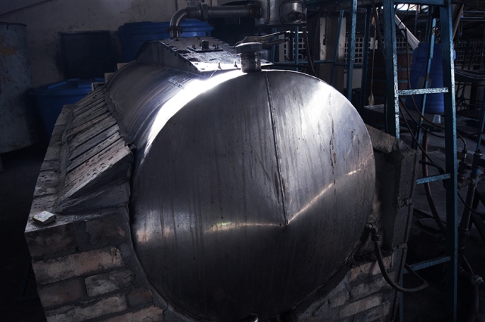 Tanque de acero donde se almacena el destilado en centro de producción de cocuy El Balsamal