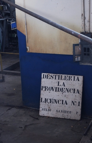 Cartel que informaba que la antigua destilería la Providencia había obtenido la licencia número 1 del Ministerio de Hacienda para destilar ron